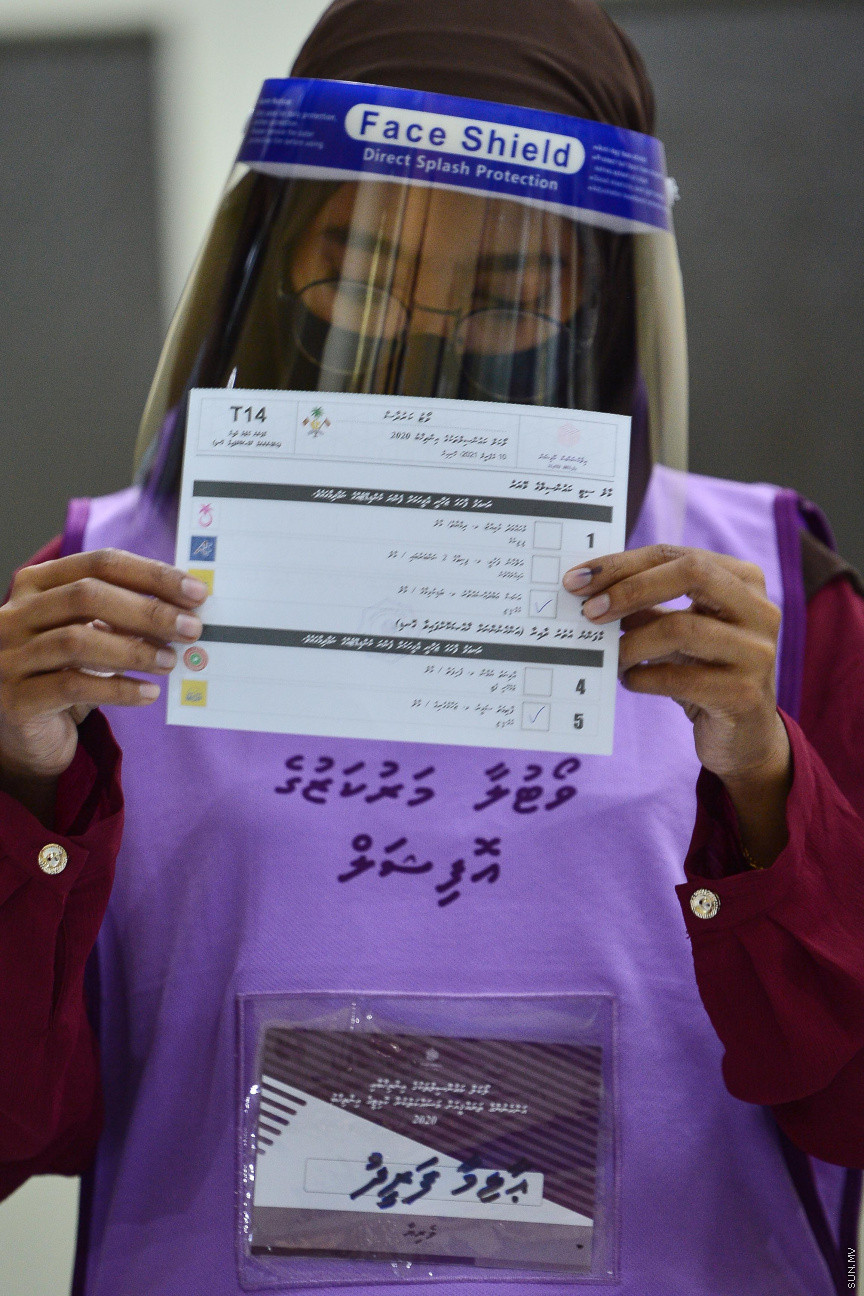 އޭޕްރީލް 10، 2021: ގާނޫނީ ބޮޑެތި ބާރުތަކާއެެކު އިންތިހާބު ވާނެ، ކައުންސިލަރުންނާއި އަންހެނުންގެ ތަރައްގީއަށް މަސައްކަތް ކުރާ ކޮމިޓީތަކުގެ މެމްބަރުންގެ އިންތިހާބު ކުރާ "ލޯކަލް ކައުންސިލް އިންތިހާބު 2020"ގެ ވޯޓުލުމަށް ފަހު ވޯޓުގުނަން ފެށުން -- ސަން ފޮޓޯ/ ފަޔާޒު މޫސާ