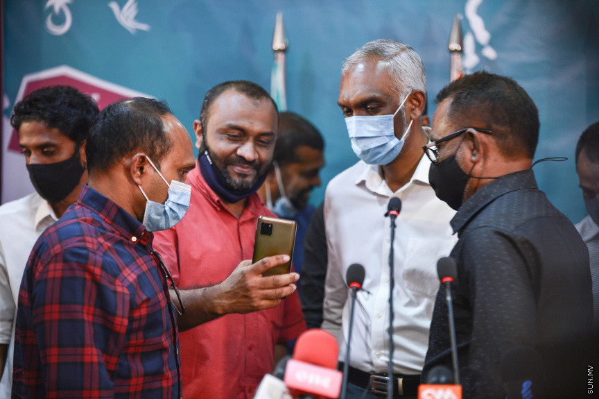 އޭޕްރީލް 10، 2021: ލޯކަލް ކައުންސިލްތަކުގެ އިންތިހާބުގައި މާލޭ ސިޓީ ކައުންސިލުން، އިދިކޮޅު ޕީޕީއެމް ޕީއެންސީއިން ހޯދީ ކާމިޔާބީ ޕީޕީއެމް އޮފީސްކައިރީގައި ފާހަގަކުރުން -- ސަން ފޮޓޯ/ ފަޔާޒު މޫސާ
