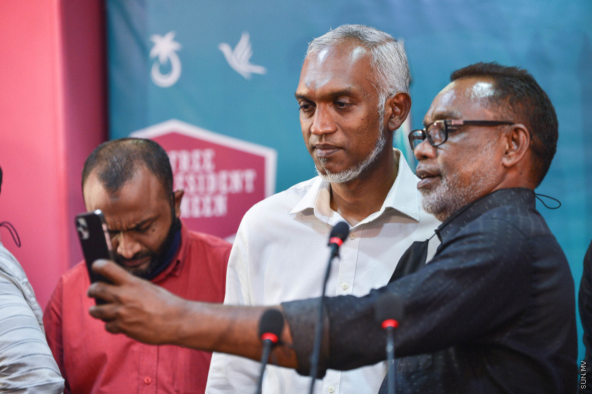 އޭޕްރީލް 10، 2021: ލޯކަލް ކައުންސިލްތަކުގެ އިންތިހާބުގައި މާލޭ ސިޓީ ކައުންސިލުން، އިދިކޮޅު ޕީޕީއެމް ޕީއެންސީއިން ހޯދީ ކާމިޔާބީ ޕީޕީއެމް އޮފީސްކައިރީގައި ފާހަގަކުރުން -- ސަން ފޮޓޯ/ ފަޔާޒު މޫސާ