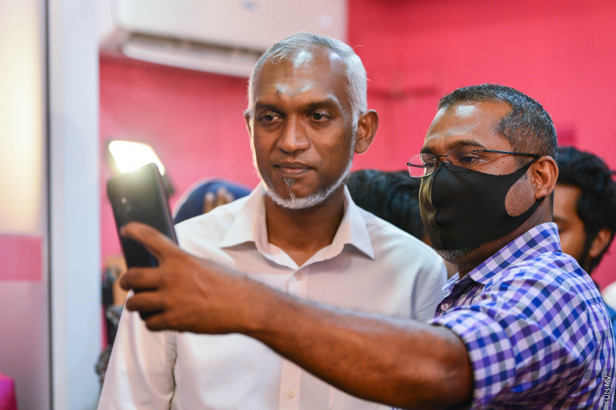 އޭޕްރީލް 10، 2021: ލޯކަލް ކައުންސިލްތަކުގެ އިންތިހާބުގައި މާލޭ ސިޓީ ކައުންސިލުން، އިދިކޮޅު ޕީޕީއެމް ޕީއެންސީއިން ހޯދީ ކާމިޔާބީ ޕީޕީއެމް އޮފީސްކައިރީގައި ފާހަގަކުރުން -- ސަން ފޮޓޯ/ ފަޔާޒު މޫސާ