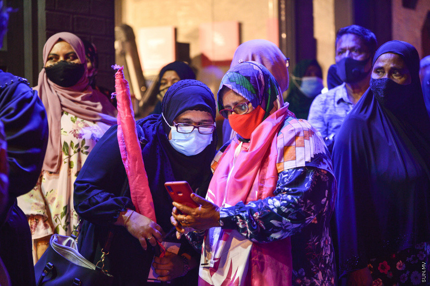 އޭޕްރީލް 10، 2021: ލޯކަލް ކައުންސިލްތަކުގެ އިންތިހާބުގައި މާލޭ ސިޓީ ކައުންސިލުން، އިދިކޮޅު ޕީޕީއެމް ޕީއެންސީއިން ހޯދީ ކާމިޔާބީ ޕީޕީއެމް އޮފީސްކައިރީގައި ފާހަގަކުރުން -- ސަން ފޮޓޯ/ ފަޔާޒު މޫސާ