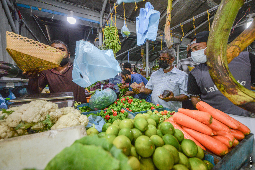 އޭޕްރީލް 12، 2021: ރޯދަ މަހަށް މާލޭގެ ބާޒާރުމަތި ހަލަބޮލިވުން -- ސަން ފޮޓޯ/ ފަޔާޒު މޫސާ 