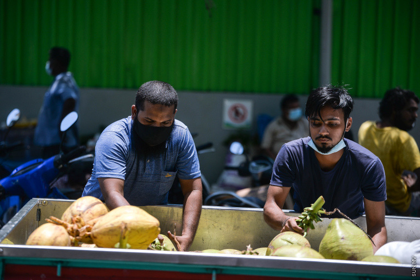 އޭޕްރީލް 12، 2021: ރޯދަ މަހަށް މާލޭގެ ބާޒާރުމަތި ހަލަބޮލިވުން -- ސަން ފޮޓޯ/ ފަޔާޒު މޫސާ 