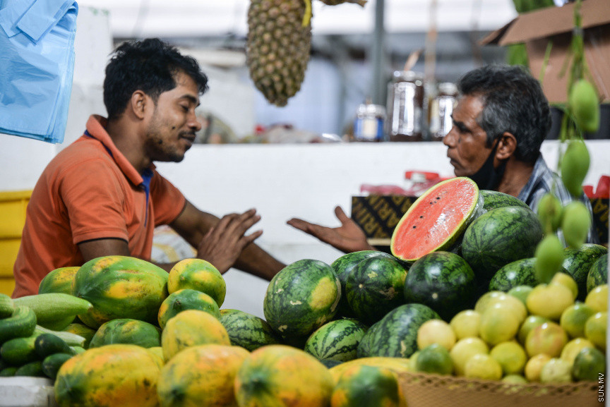 އޭޕްރީލް 12، 2021: ރޯދަ މަހަށް މާލޭގެ ބާޒާރުމަތި ހަލަބޮލިވުން -- ސަން ފޮޓޯ/ ފަޔާޒު މޫސާ 