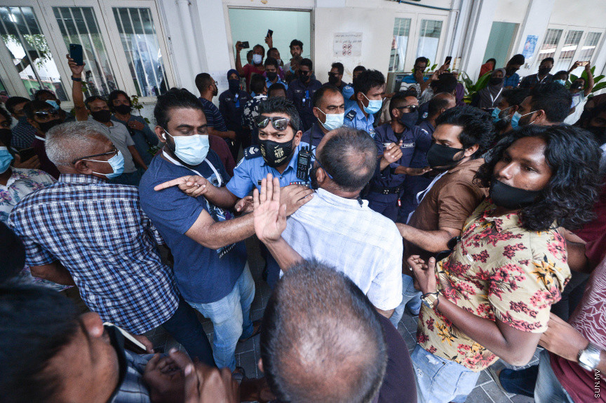 އޭޕްރީލް 13، 2021: ލޯކަލް ކައުންސިލް އިންތިހާބުގެ ވޯޓު ފޮށިތައް އަލުން ގުނަން އިލެކްޝަންސް ކޮމިޝަނުން އުޅޭތީ އިދިކޮޅު ޕީޕީއެމްއިން ބާ ޖަމާލުދީންގައި އެކަމާ ކަންބޮޑުވުން ފާޅުކޮށް މުޒާހަރާކުރުން: މުޒާހަރާކުރަމުންދަނިކޮށް، އެމްޑީޕީ ރައީސް އަދި މަޖިލިސް ރައީސް މުހައްމަދު ނަޝީދުވެސް ވަނީ އެސަރަހައްދަށް ވަޑައިގެންފައި -- ސަން ފޮޓޯ/ ފަޔާޒު މޫސާ 