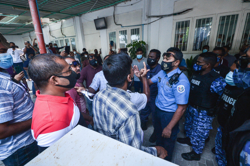 އޭޕްރީލް 13، 2021: ލޯކަލް ކައުންސިލް އިންތިހާބުގެ ވޯޓު ފޮށިތައް އަލުން ގުނަން އިލެކްޝަންސް ކޮމިޝަނުން އުޅޭތީ އިދިކޮޅު ޕީޕީއެމްއިން ބާ ޖަމާލުދީންގައި އެކަމާ ކަންބޮޑުވުން ފާޅުކޮށް މުޒާހަރާކުރުން: މުޒާހަރާކުރަމުންދަނިކޮށް، އެމްޑީޕީ ރައީސް އަދި މަޖިލިސް ރައީސް މުހައްމަދު ނަޝީދުވެސް ވަނީ އެސަރަހައްދަށް ވަޑައިގެންފައި -- ސަން ފޮޓޯ/ ފަޔާޒު މޫސާ 