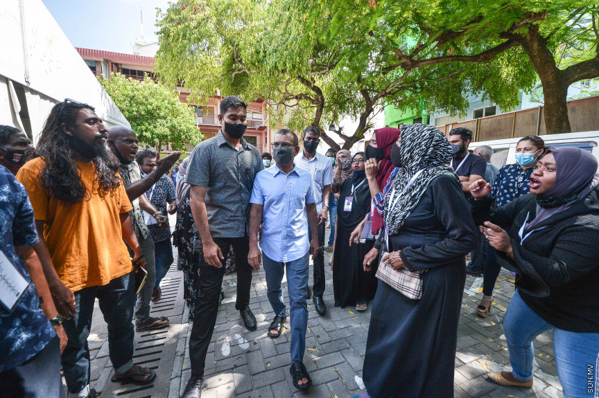 އޭޕްރީލް 13، 2021: ލޯކަލް ކައުންސިލް އިންތިހާބުގެ ވޯޓު ފޮށިތައް އަލުން ގުނަން އިލެކްޝަންސް ކޮމިޝަނުން އުޅޭތީ އިދިކޮޅު ޕީޕީއެމްއިން ބާ ޖަމާލުދީންގައި އެކަމާ ކަންބޮޑުވުން ފާޅުކޮށް މުޒާހަރާކުރުން: މުޒާހަރާކުރަމުންދަނިކޮށް، އެމްޑީޕީ ރައީސް އަދި މަޖިލިސް ރައީސް މުހައްމަދު ނަޝީދުވެސް ވަނީ އެސަރަހައްދަށް ވަޑައިގެންފައި -- ސަން ފޮޓޯ/ ފަޔާޒު މޫސާ 