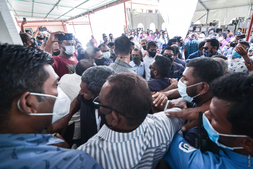 އޭޕްރީލް 13، 2021: ލޯކަލް ކައުންސިލް އިންތިހާބުގެ ވޯޓު ފޮށިތައް އަލުން ގުނަން އިލެކްޝަންސް ކޮމިޝަނުން އުޅޭތީ އިދިކޮޅު ޕީޕީއެމްއިން ބާ ޖަމާލުދީންގައި އެކަމާ ކަންބޮޑުވުން ފާޅުކޮށް މުޒާހަރާކުރުން: މުޒާހަރާކުރަމުންދަނިކޮށް، އެމްޑީޕީ ރައީސް އަދި މަޖިލިސް ރައީސް މުހައްމަދު ނަޝީދުވެސް ވަނީ އެސަރަހައްދަށް ވަޑައިގެންފައި -- ސަން ފޮޓޯ/ ފަޔާޒު މޫސާ 