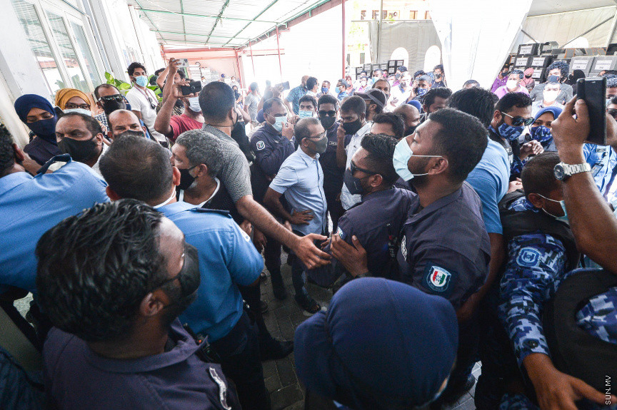 އޭޕްރީލް 13، 2021: ލޯކަލް ކައުންސިލް އިންތިހާބުގެ ވޯޓު ފޮށިތައް އަލުން ގުނަން އިލެކްޝަންސް ކޮމިޝަނުން އުޅޭތީ އިދިކޮޅު ޕީޕީއެމްއިން ބާ ޖަމާލުދީންގައި އެކަމާ ކަންބޮޑުވުން ފާޅުކޮށް މުޒާހަރާކުރުން: މުޒާހަރާކުރަމުންދަނިކޮށް، އެމްޑީޕީ ރައީސް އަދި މަޖިލިސް ރައީސް މުހައްމަދު ނަޝީދުވެސް ވަނީ އެސަރަހައްދަށް ވަޑައިގެންފައި -- ސަން ފޮޓޯ/ ފަޔާޒު މޫސާ 