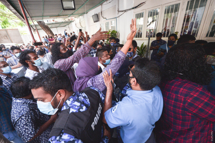 އޭޕްރީލް 13، 2021: ލޯކަލް ކައުންސިލް އިންތިހާބުގެ ވޯޓު ފޮށިތައް އަލުން ގުނަން އިލެކްޝަންސް ކޮމިޝަނުން އުޅޭތީ އިދިކޮޅު ޕީޕީއެމްއިން ބާ ޖަމާލުދީންގައި އެކަމާ ކަންބޮޑުވުން ފާޅުކޮށް މުޒާހަރާކުރުން: މުޒާހަރާކުރަމުންދަނިކޮށް، އެމްޑީޕީ ރައީސް އަދި މަޖިލިސް ރައީސް މުހައްމަދު ނަޝީދުވެސް ވަނީ އެސަރަހައްދަށް ވަޑައިގެންފައި -- ސަން ފޮޓޯ/ ފަޔާޒު މޫސާ 