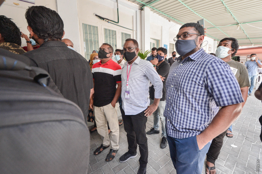 އޭޕްރީލް 13، 2021: ލޯކަލް ކައުންސިލް އިންތިހާބުގެ ވޯޓު ފޮށިތައް އަލުން ގުނަން އިލެކްޝަންސް ކޮމިޝަނުން އުޅޭތީ އިދިކޮޅު ޕީޕީއެމްއިން ބާ ޖަމާލުދީންގައި އެކަމާ ކަންބޮޑުވުން ފާޅުކޮށް މުޒާހަރާކުރުން: މުޒާހަރާކުރަމުންދަނިކޮށް، އެމްޑީޕީ ރައީސް އަދި މަޖިލިސް ރައީސް މުހައްމަދު ނަޝީދުވެސް ވަނީ އެސަރަހައްދަށް ވަޑައިގެންފައި -- ސަން ފޮޓޯ/ ފަޔާޒު މޫސާ 