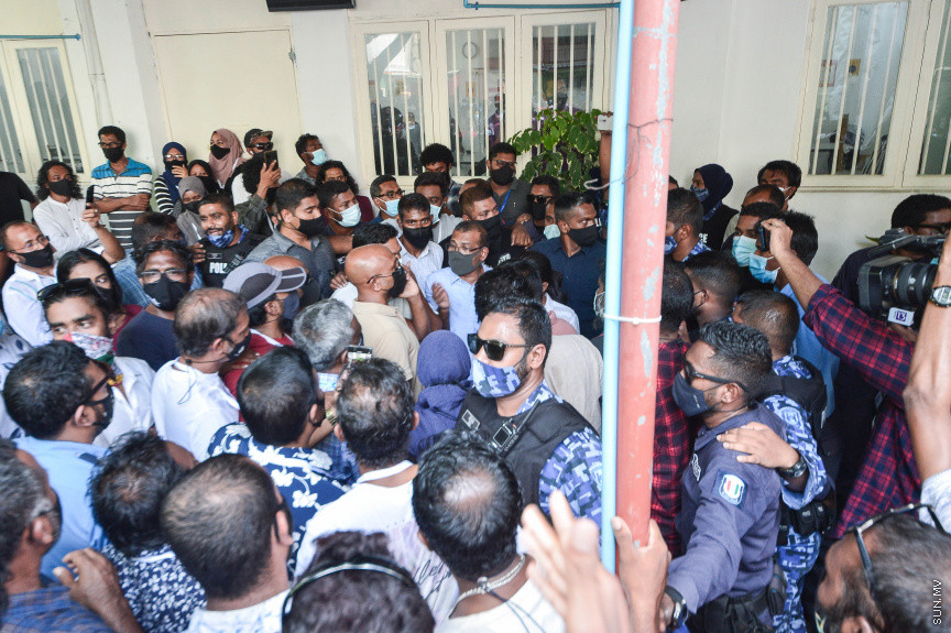 އޭޕްރީލް 13، 2021: ލޯކަލް ކައުންސިލް އިންތިހާބުގެ ވޯޓު ފޮށިތައް އަލުން ގުނަން އިލެކްޝަންސް ކޮމިޝަނުން އުޅޭތީ އިދިކޮޅު ޕީޕީއެމްއިން ބާ ޖަމާލުދީންގައި އެކަމާ ކަންބޮޑުވުން ފާޅުކޮށް މުޒާހަރާކުރުން: މުޒާހަރާކުރަމުންދަނިކޮށް، އެމްޑީޕީ ރައީސް އަދި މަޖިލިސް ރައީސް މުހައްމަދު ނަޝީދުވެސް ވަނީ އެސަރަހައްދަށް ވަޑައިގެންފައި -- ސަން ފޮޓޯ/ ފަޔާޒު މޫސާ 