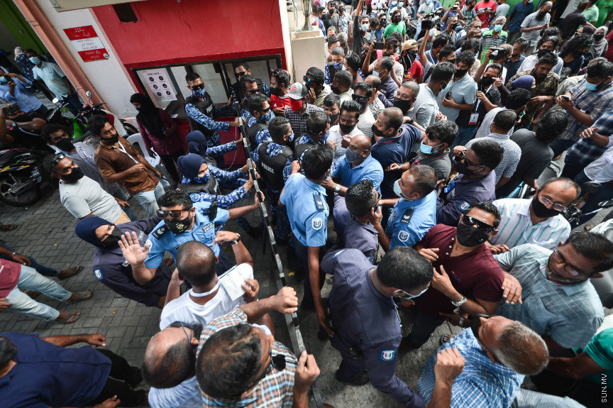އޭޕްރީލް 13، 2021: ލޯކަލް ކައުންސިލް އިންތިހާބުގެ ވޯޓު ފޮށިތައް އަލުން ގުނަން އިލެކްޝަންސް ކޮމިޝަނުން އުޅޭތީ އިދިކޮޅު ޕީޕީއެމްއިން ބާ ޖަމާލުދީންގައި އެކަމާ ކަންބޮޑުވުން ފާޅުކޮށް މުޒާހަރާކުރުން: މުޒާހަރާކުރަމުންދަނިކޮށް، އެމްޑީޕީ ރައީސް އަދި މަޖިލިސް ރައީސް މުހައްމަދު ނަޝީދުވެސް ވަނީ އެސަރަހައްދަށް ވަޑައިގެންފައި -- ސަން ފޮޓޯ/ ފަޔާޒު މޫސާ 