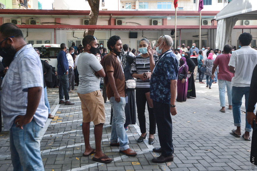އޭޕްރީލް 13، 2021: ލޯކަލް ކައުންސިލް އިންތިހާބުގެ ވޯޓު ފޮށިތައް އަލުން ގުނަން އިލެކްޝަންސް ކޮމިޝަނުން އުޅޭތީ އިދިކޮޅު ޕީޕީއެމްއިން ބާ ޖަމާލުދީންގައި އެކަމާ ކަންބޮޑުވުން ފާޅުކޮށް މުޒާހަރާކުރުން: މުޒާހަރާކުރަމުންދަނިކޮށް، އެމްޑީޕީ ރައީސް އަދި މަޖިލިސް ރައީސް މުހައްމަދު ނަޝީދުވެސް ވަނީ އެސަރަހައްދަށް ވަޑައިގެންފައި -- ސަން ފޮޓޯ/ ފަޔާޒު މޫސާ 