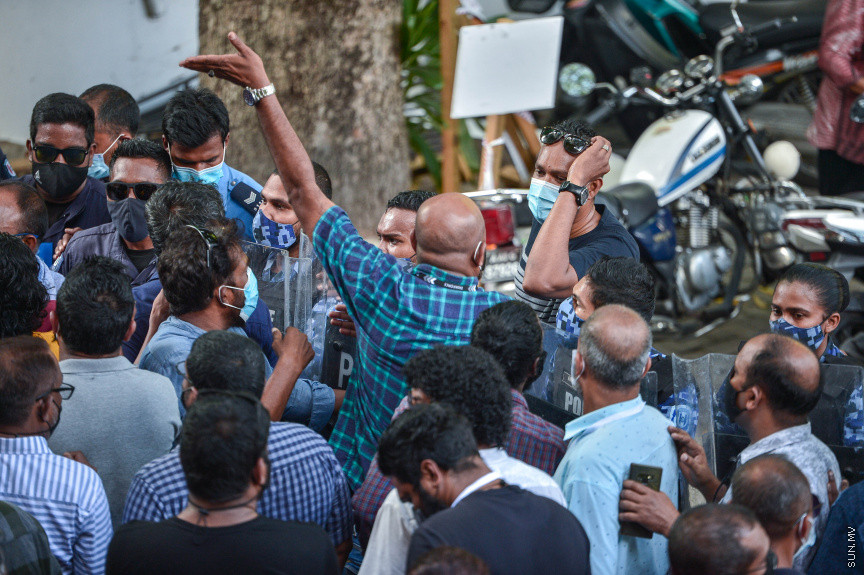 އޭޕްރީލް 13، 2021: ލޯކަލް ކައުންސިލް އިންތިހާބުގެ ވޯޓު ފޮށިތައް އަލުން ގުނަން އިލެކްޝަންސް ކޮމިޝަނުން އުޅޭތީ އިދިކޮޅު ޕީޕީއެމްއިން ބާ ޖަމާލުދީންގައި އެކަމާ ކަންބޮޑުވުން ފާޅުކޮށް މުޒާހަރާކުރުން: މުޒާހަރާކުރަމުންދަނިކޮށް، އެމްޑީޕީ ރައީސް އަދި މަޖިލިސް ރައީސް މުހައްމަދު ނަޝީދުވެސް ވަނީ އެސަރަހައްދަށް ވަޑައިގެންފައި -- ސަން ފޮޓޯ/ ފަޔާޒު މޫސާ 