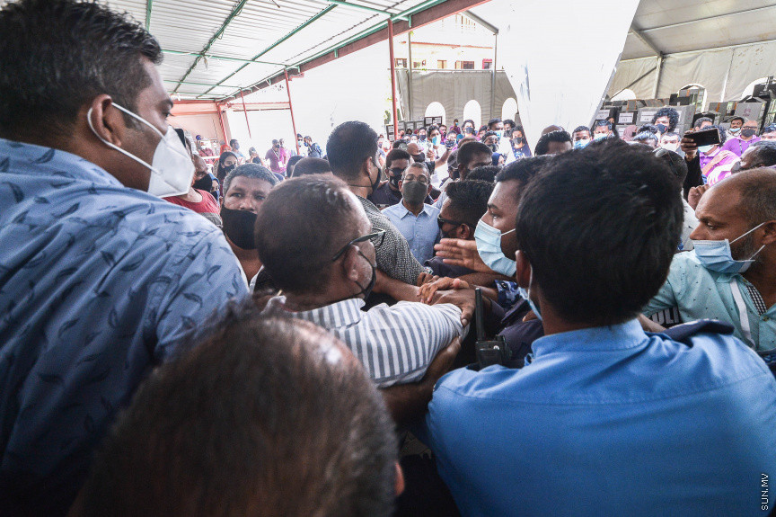 އޭޕްރީލް 13، 2021: ލޯކަލް ކައުންސިލް އިންތިހާބުގެ ވޯޓު ފޮށިތައް އަލުން ގުނަން އިލެކްޝަންސް ކޮމިޝަނުން އުޅޭތީ އިދިކޮޅު ޕީޕީއެމްއިން ބާ ޖަމާލުދީންގައި އެކަމާ ކަންބޮޑުވުން ފާޅުކޮށް މުޒާހަރާކުރުން: މުޒާހަރާކުރަމުންދަނިކޮށް، އެމްޑީޕީ ރައީސް އަދި މަޖިލިސް ރައީސް މުހައްމަދު ނަޝީދުވެސް ވަނީ އެސަރަހައްދަށް ވަޑައިގެންފައި -- ސަން ފޮޓޯ/ ފަޔާޒު މޫސާ 