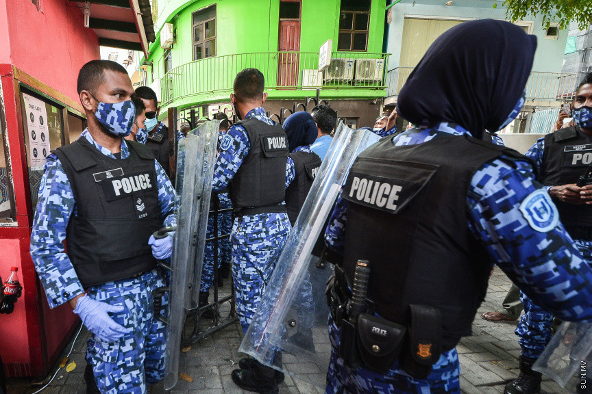 އޭޕްރީލް 13، 2021: ލޯކަލް ކައުންސިލް އިންތިހާބުގެ ވޯޓު ފޮށިތައް އަލުން ގުނަން އިލެކްޝަންސް ކޮމިޝަނުން އުޅޭތީ އިދިކޮޅު ޕީޕީއެމްއިން ބާ ޖަމާލުދީންގައި އެކަމާ ކަންބޮޑުވުން ފާޅުކޮށް މުޒާހަރާކުރުން: މުޒާހަރާކުރަމުންދަނިކޮށް، އެމްޑީޕީ ރައީސް އަދި މަޖިލިސް ރައީސް މުހައްމަދު ނަޝީދުވެސް ވަނީ އެސަރަހައްދަށް ވަޑައިގެންފައި -- ސަން ފޮޓޯ/ ފަޔާޒު މޫސާ 