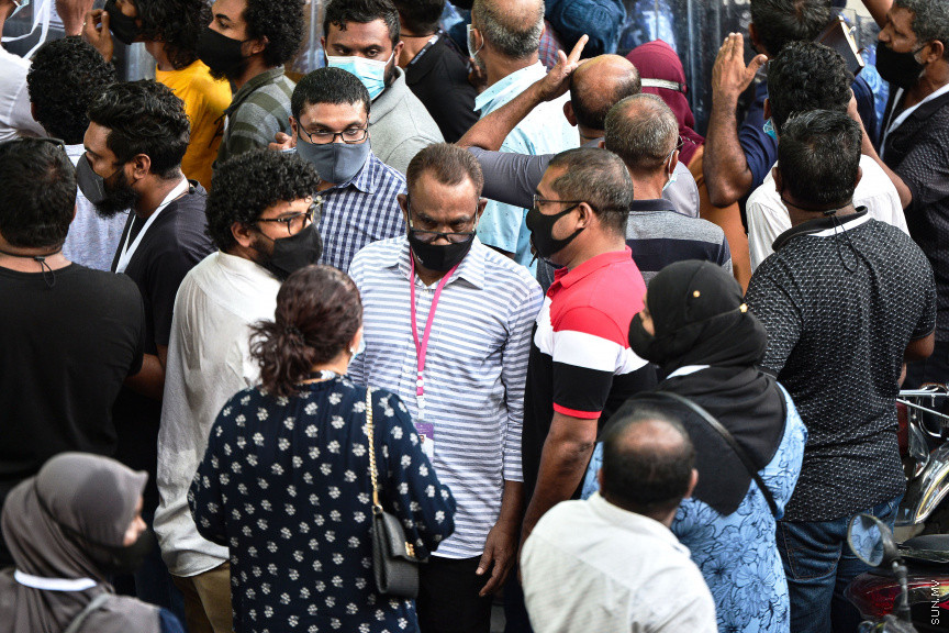 އޭޕްރީލް 13، 2021: ލޯކަލް ކައުންސިލް އިންތިހާބުގެ ވޯޓު ފޮށިތައް އަލުން ގުނަން އިލެކްޝަންސް ކޮމިޝަނުން އުޅޭތީ އިދިކޮޅު ޕީޕީއެމްއިން ބާ ޖަމާލުދީންގައި އެކަމާ ކަންބޮޑުވުން ފާޅުކޮށް މުޒާހަރާކުރުން: މުޒާހަރާކުރަމުންދަނިކޮށް، އެމްޑީޕީ ރައީސް އަދި މަޖިލިސް ރައީސް މުހައްމަދު ނަޝީދުވެސް ވަނީ އެސަރަހައްދަށް ވަޑައިގެންފައި -- ސަން ފޮޓޯ/ ފަޔާޒު މޫސާ 