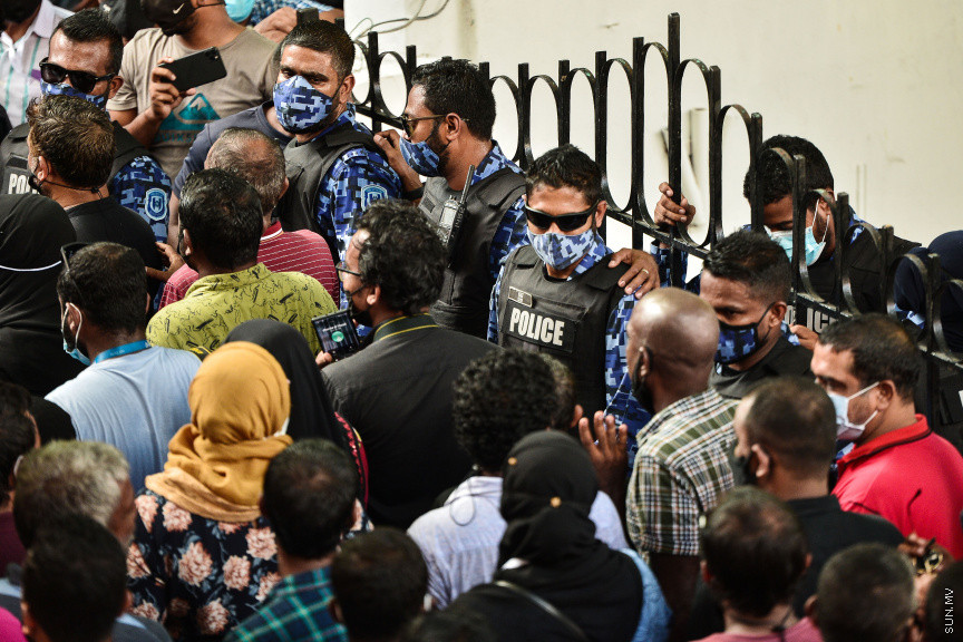 އޭޕްރީލް 13، 2021: ލޯކަލް ކައުންސިލް އިންތިހާބުގެ ވޯޓު ފޮށިތައް އަލުން ގުނަން އިލެކްޝަންސް ކޮމިޝަނުން އުޅޭތީ އިދިކޮޅު ޕީޕީއެމްއިން ބާ ޖަމާލުދީންގައި އެކަމާ ކަންބޮޑުވުން ފާޅުކޮށް މުޒާހަރާކުރުން: މުޒާހަރާކުރަމުންދަނިކޮށް، އެމްޑީޕީ ރައީސް އަދި މަޖިލިސް ރައީސް މުހައްމަދު ނަޝީދުވެސް ވަނީ އެސަރަހައްދަށް ވަޑައިގެންފައި -- ސަން ފޮޓޯ/ ފަޔާޒު މޫސާ 
