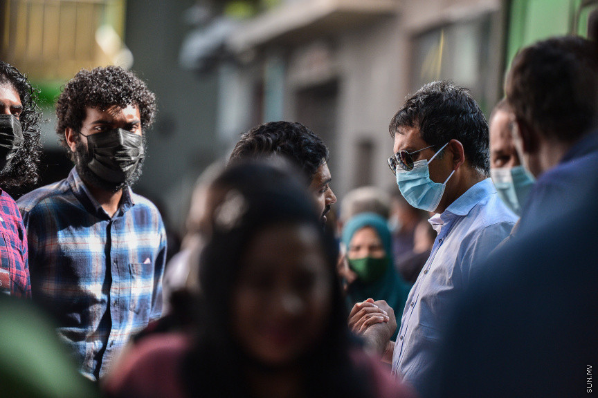 އޭޕްރީލް 13، 2021: ލޯކަލް ކައުންސިލް އިންތިހާބުގެ ވޯޓު ފޮށިތައް އަލުން ގުނަން އިލެކްޝަންސް ކޮމިޝަނުން އުޅޭތީ އިދިކޮޅު ޕީޕީއެމްއިން ބާ ޖަމާލުދީންގައި އެކަމާ ކަންބޮޑުވުން ފާޅުކޮށް މުޒާހަރާކުރުން: މުޒާހަރާކުރަމުންދަނިކޮށް، އެމްޑީޕީ ރައީސް އަދި މަޖިލިސް ރައީސް މުހައްމަދު ނަޝީދުވެސް ވަނީ އެސަރަހައްދަށް ވަޑައިގެންފައި -- ސަން ފޮޓޯ/ ފަޔާޒު މޫސާ 