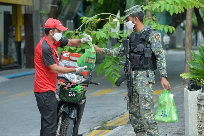 ކޮވިޑް19ގެ ތޫފާނުގައި ދިވެހިން އެއް އަހަރު: މެއި 8، 2020: ބަންގި ގޮވުމަށް ކުޑަތަންވެފައި ވަނިކޮށް އާސަހަރާގައި ހަރަކާތްތެރިވަމުން ދިޔަ ސިފައިން ރޯދަ ވީއްލުމަށް ތައްޔާރު ވަނީ --- ސަން ފޮޓޯ/ މުހައްމަދު މުޒައްޔިން ނާޒިމް