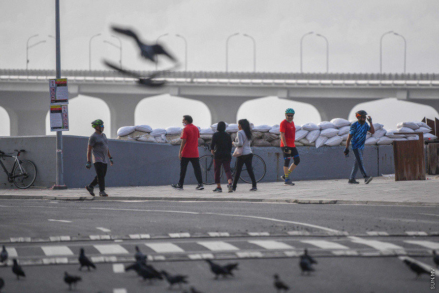 ކޮވިޑް19ގެ ތޫފާނުގައި ދިވެހިން އެއް އަހަރު: ޖޫން 9، 2020: މާލޭގައި އިއުލާނުކޮށްފައިވާ ފުރަބަންދަށް ލުއި ދިނުމާއެކު ކޮންމެ ދުވަހެއްގެ ފަތިހުން 05:00 އިން ފެށިގެން 08:00 ގެ ނިޔަލަށް ދުވަސްވީ މީހުންނަށް ކަސްރަތުކުރުމަށް ބޭރަށް ނިކުތުމުގެ ފުުރުސަތު ވަނީ ދީފައި: އެއާއެކު ގިނަ އަދަދެއްގެ ދުވަސްވީ މީހުން ކޮންމެ ދުވަހެއްގެ ހެނދުނު ކަސްރަތުކޮށް ހިނގާލުމަށް ނިކުމޭ -- ސަން ފޮޓޯ/ ފަޔާޒު މޫސާ