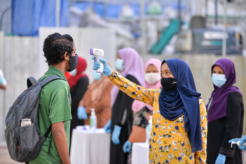 ކޮވިޑް19ގެ ތޫފާނުގައި ދިވެހިން އެއް އަހަރު: ޖުލައި 1، 2020: ކޮވިޑް19ގެ ނުރައްކަލާއެކު ސްކޫލްތައް ބަންދު ކުރުމަށްފަހު، ރައްކާތެރިކަމުގެ ފިޔަވަޅުތަކާއެކު ސްކޫލްތައް އަލުން ހުޅުވުން: އަދި ސްކޫލްތަކުގައި ކިޔަވައިދޭން ފެށީ ގްރޭޑް 9-12 އަށް -- ސަން ފޮޓޯ/ ފަޔާޒު މޫސާ