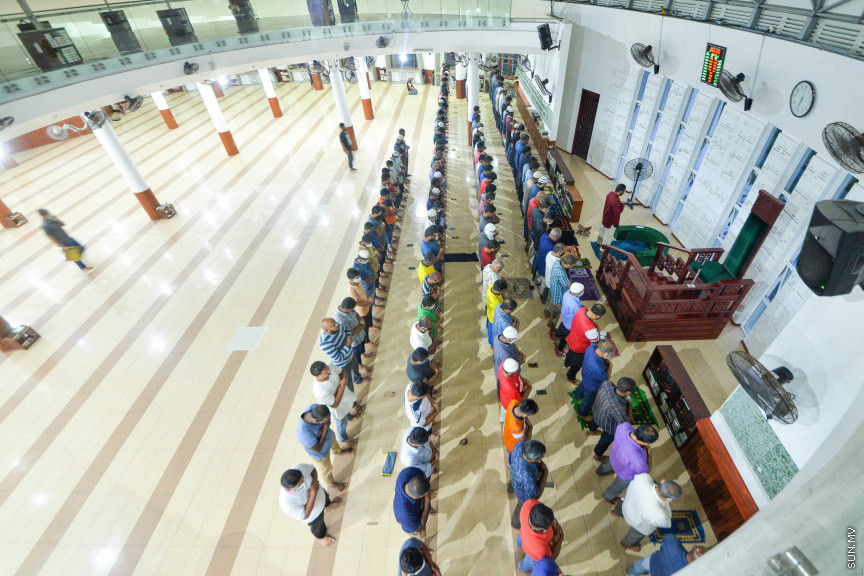 ކޮވިޑް19ގެ ތޫފާނުގައި ދިވެހިން އެއް އަހަރު: ޖުލައި 1، 2020: މާލެ ސަރަހައްދު (މާލެ، ހުޅުމާލެ، ވިލިމާލެ، ތިލަފުށި، ގުޅިފަޅު)ގައި ޖަމާއަތުގައި ނަމާދު ކުރަން ފެށުން -- ސަން ފޮޓޯ/ ފަޔާޒު މޫސާ