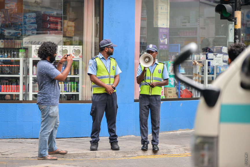 ކޮވިޑް19ގެ ތޫފާނުގައި ދިވެހިން އެއް އަހަރު: އޭޕްރީލް 15، 2020: ކޮވިޑް19 ޖެހިފައިވާ މީހަކު މާލެއިން ފެނުމާ ގުޅިގެން، 24 ގަޑިއިރަށް މާލެ ސަރަހައްދު ބަންދުކުރުން -- ސަން ފޮޓޯ/ ފަޔާޒު މޫސާ