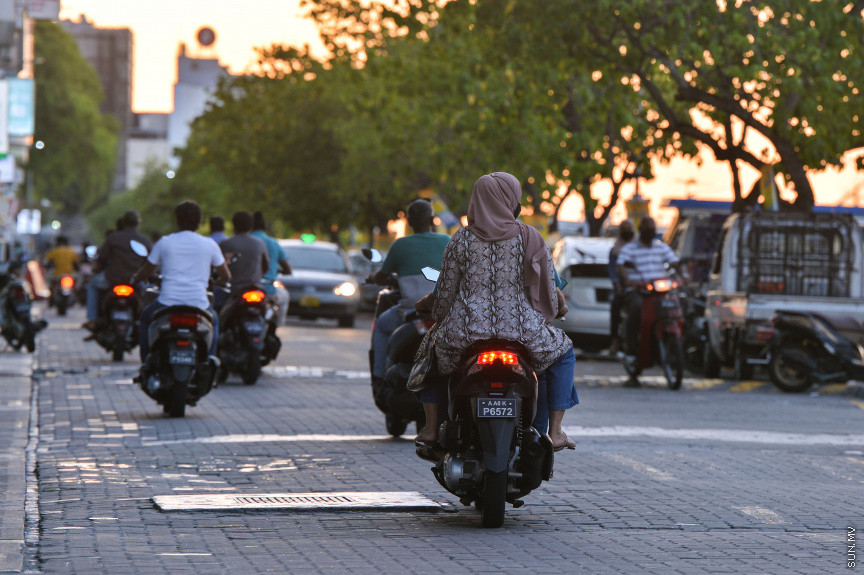 އޭޕްރީލް 19، 2021: ރޯދަމަހުގެ ކޮންމެ ދުވަހެއްގެ ހަވީރު ފިންޏަށް ގިނަ ބަޔަކު މަގުތަކަށް ނުކުމެއެވެ. މިކަމުގެ ތެރެއިން އާދަޔާހިލަފަށް މަގުތައްމަތީގައި ސައިކަލާއި ދުއްވާއެއްޗެހި ނުކުމެ މަގުތައް ފުރާލައެވެ. ޕެންޑެމިކްގެ ހާލަތުގައި މާސްކު އަޅައިގެންވިޔަސް ހަވީރު ފިންޏަށް ނުކުތުމުގެ މި އާދަކާދަ ދިވެހިން ދަނީ ދަމަހައްޓަމުންނެވެ. --ސަން ފޮޓޯ/ ފަޔާޒު މޫސާ