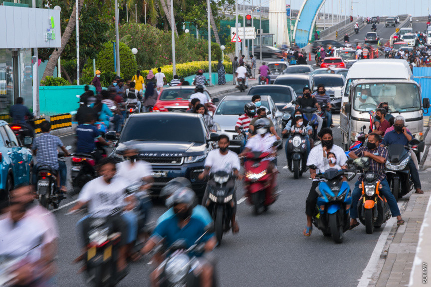 އޭޕްރީލް 19، 2021: ރޯދަމަހުގެ ކޮންމެ ދުވަހެއްގެ ހަވީރު ފިންޏަށް ގިނަ ބަޔަކު މަގުތަކަށް ނުކުމެއެވެ. މިކަމުގެ ތެރެއިން އާދަޔާހިލަފަށް މަގުތައްމަތީގައި ސައިކަލާއި ދުއްވާއެއްޗެހި ނުކުމެ މަގުތައް ފުރާލައެވެ. ޕެންޑެމިކްގެ ހާލަތުގައި މާސްކު އަޅައިގެންވިޔަސް ހަވީރު ފިންޏަށް ނުކުތުމުގެ މި އާދަކާދަ ދިވެހިން ދަނީ ދަމަހައްޓަމުންނެވެ. --ސަން ފޮޓޯ/ ފަޔާޒު މޫސާ