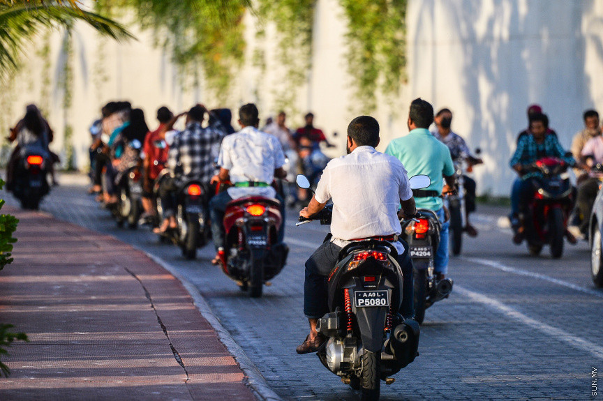 އޭޕްރީލް 19، 2021: ރޯދަމަހުގެ ކޮންމެ ދުވަހެއްގެ ހަވީރު ފިންޏަށް ގިނަ ބަޔަކު މަގުތަކަށް ނުކުމެއެވެ. މިކަމުގެ ތެރެއިން އާދަޔާހިލަފަށް މަގުތައްމަތީގައި ސައިކަލާއި ދުއްވާއެއްޗެހި ނުކުމެ މަގުތައް ފުރާލައެވެ. ޕެންޑެމިކްގެ ހާލަތުގައި މާސްކު އަޅައިގެންވިޔަސް ހަވީރު ފިންޏަށް ނުކުތުމުގެ މި އާދަކާދަ ދިވެހިން ދަނީ ދަމަހައްޓަމުންނެވެ. --ސަން ފޮޓޯ/ ފަޔާޒު މޫސާ