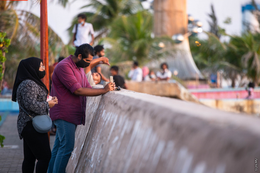 އޭޕްރީލް 21، 2021: ވައިބުރު ޖަހަން ނުކުންނަ މީހުން ސަމާލުކަން ހުއްޓެނީ އިރުއޮއްސޭ މަންޒަރަށެވެ. ކުލަ ގަދަ ދީދިތަކުން އުޑުމަތި ނަލަކޮށްދޭ މަންޒަރަކީ ގިނަ ބަޔަކަށް އަބަދުވެސް އުފާވެރިކަން ގެނެސްދޭ ކަމެކެވެ. މި ރަމަޝާންމަހު ވެސް ވަގުތު ހުސްކޮށްގެން މާލޭގެ އެކި ދިމާލަށް ނުކުންނަ މީހުންގެ ނަޒަރު ހުއްޓެނީ އިރުއޮއްސޭ މަންޒަރަށެވެ. އެ މަންޒަރަށް ބަލަން ހުއްޓާ ވަގުތު ހިނގައިދެއެވެ. ދުވަސް ވެސް ނިމިދެއެވެ. -- ސަން ފޮޓޯ/ ފަޔާޒު މޫސާ