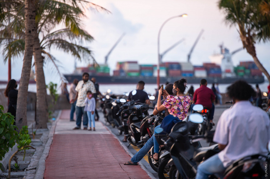އޭޕްރީލް 21، 2021: ވައިބުރު ޖަހަން ނުކުންނަ މީހުން ސަމާލުކަން ހުއްޓެނީ އިރުއޮއްސޭ މަންޒަރަށެވެ. ކުލަ ގަދަ ދީދިތަކުން އުޑުމަތި ނަލަކޮށްދޭ މަންޒަރަކީ ގިނަ ބަޔަކަށް އަބަދުވެސް އުފާވެރިކަން ގެނެސްދޭ ކަމެކެވެ. މި ރަމަޝާންމަހު ވެސް ވަގުތު ހުސްކޮށްގެން މާލޭގެ އެކި ދިމާލަށް ނުކުންނަ މީހުންގެ ނަޒަރު ހުއްޓެނީ އިރުއޮއްސޭ މަންޒަރަށެވެ. އެ މަންޒަރަށް ބަލަން ހުއްޓާ ވަގުތު ހިނގައިދެއެވެ. ދުވަސް ވެސް ނިމިދެއެވެ. -- ސަން ފޮޓޯ/ ފަޔާޒު މޫސާ