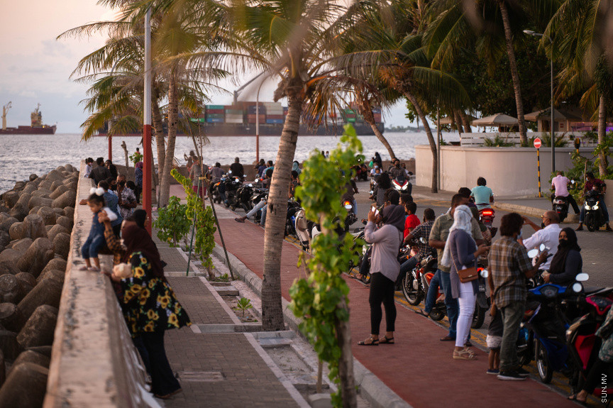 އޭޕްރީލް 21، 2021: ވައިބުރު ޖަހަން ނުކުންނަ މީހުން ސަމާލުކަން ހުއްޓެނީ އިރުއޮއްސޭ މަންޒަރަށެވެ. ކުލަ ގަދަ ދީދިތަކުން އުޑުމަތި ނަލަކޮށްދޭ މަންޒަރަކީ ގިނަ ބަޔަކަށް އަބަދުވެސް އުފާވެރިކަން ގެނެސްދޭ ކަމެކެވެ. މި ރަމަޝާންމަހު ވެސް ވަގުތު ހުސްކޮށްގެން މާލޭގެ އެކި ދިމާލަށް ނުކުންނަ މީހުންގެ ނަޒަރު ހުއްޓެނީ އިރުއޮއްސޭ މަންޒަރަށެވެ. އެ މަންޒަރަށް ބަލަން ހުއްޓާ ވަގުތު ހިނގައިދެއެވެ. ދުވަސް ވެސް ނިމިދެއެވެ. -- ސަން ފޮޓޯ/ ފަޔާޒު މޫސާ