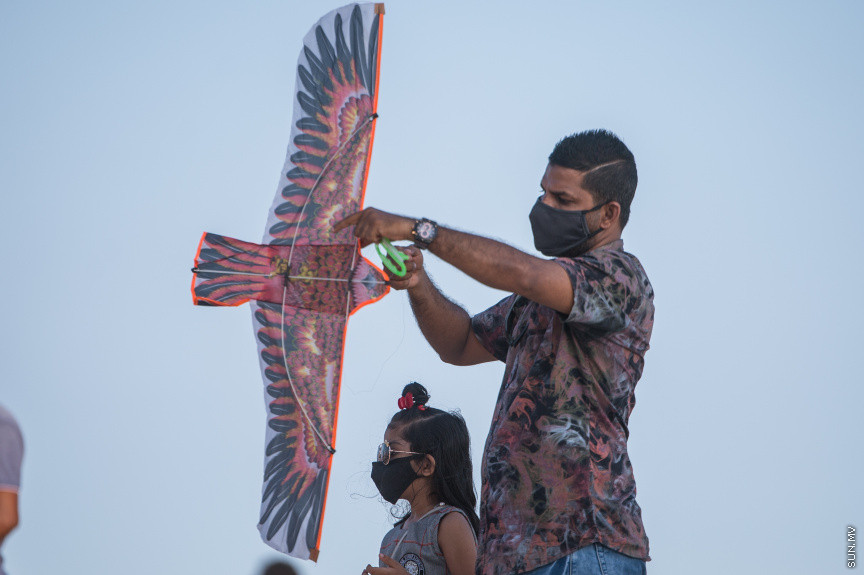 އޭޕްރީލް 23، 2021: އުސްފަސްގަނޑު ސަރަހައްދުގައި މަޑި އެރުވުން: ޒަމާނުއްސުރެ ކޮންމެ ރޯދަ މަހަކުވެސް ރޯދަކުރުކޮއްލުމަށް ކުޑަކުދިންނާއި ބޮޑެތި މީހުންވެސް މަޑި އުރުވުމަކީ އާންމުކަމެއް -- ސަން ފޮޓޯ/ ފަޔާޒު މޫސާ