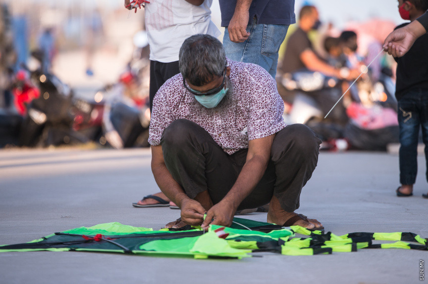 އޭޕްރީލް 23، 2021: އުސްފަސްގަނޑު ސަރަހައްދުގައި މަޑި އެރުވުން: ޒަމާނުއްސުރެ ކޮންމެ ރޯދަ މަހަކުވެސް ރޯދަކުރުކޮއްލުމަށް ކުޑަކުދިންނާއި ބޮޑެތި މީހުންވެސް މަޑި އުރުވުމަކީ އާންމުކަމެއް -- ސަން ފޮޓޯ/ ފަޔާޒު މޫސާ