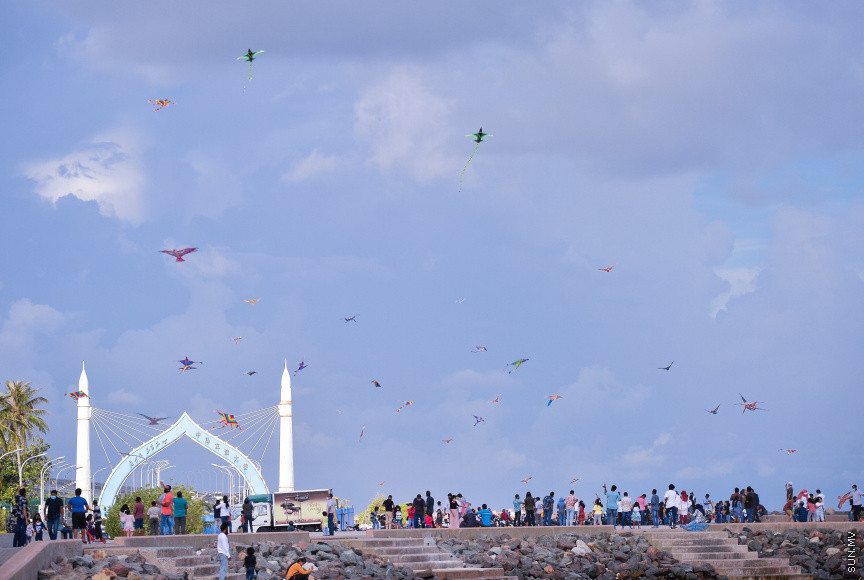 އޭޕްރީލް 23، 2021: އުސްފަސްގަނޑު ސަރަހައްދުގައި މަޑި އެރުވުން: ޒަމާނުއްސުރެ ކޮންމެ ރޯދަ މަހަކުވެސް ރޯދަކުރުކޮއްލުމަށް ކުޑަކުދިންނާއި ބޮޑެތި މީހުންވެސް މަޑި އުރުވުމަކީ އާންމުކަމެއް -- ސަން ފޮޓޯ/ ފަޔާޒު މޫސާ
