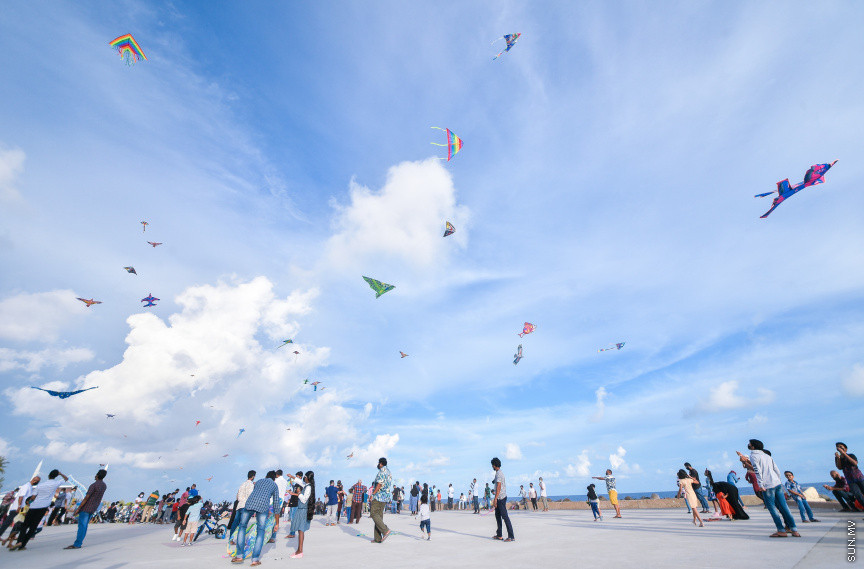 އޭޕްރީލް 23، 2021: އުސްފަސްގަނޑު ސަރަހައްދުގައި މަޑި އެރުވުން: ޒަމާނުއްސުރެ ކޮންމެ ރޯދަ މަހަކުވެސް ރޯދަކުރުކޮއްލުމަށް ކުޑަކުދިންނާއި ބޮޑެތި މީހުންވެސް މަޑި އުރުވުމަކީ އާންމުކަމެއް -- ސަން ފޮޓޯ/ ފަޔާޒު މޫސާ