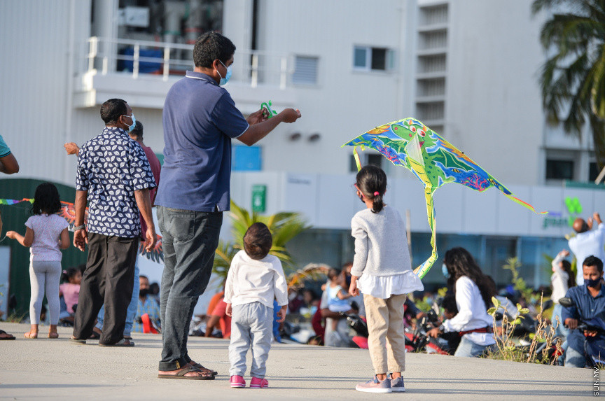 އޭޕްރީލް 23، 2021: އުސްފަސްގަނޑު ސަރަހައްދުގައި މަޑި އެރުވުން: ޒަމާނުއްސުރެ ކޮންމެ ރޯދަ މަހަކުވެސް ރޯދަކުރުކޮއްލުމަށް ކުޑަކުދިންނާއި ބޮޑެތި މީހުންވެސް މަޑި އުރުވުމަކީ އާންމުކަމެއް -- ސަން ފޮޓޯ/ ފަޔާޒު މޫސާ