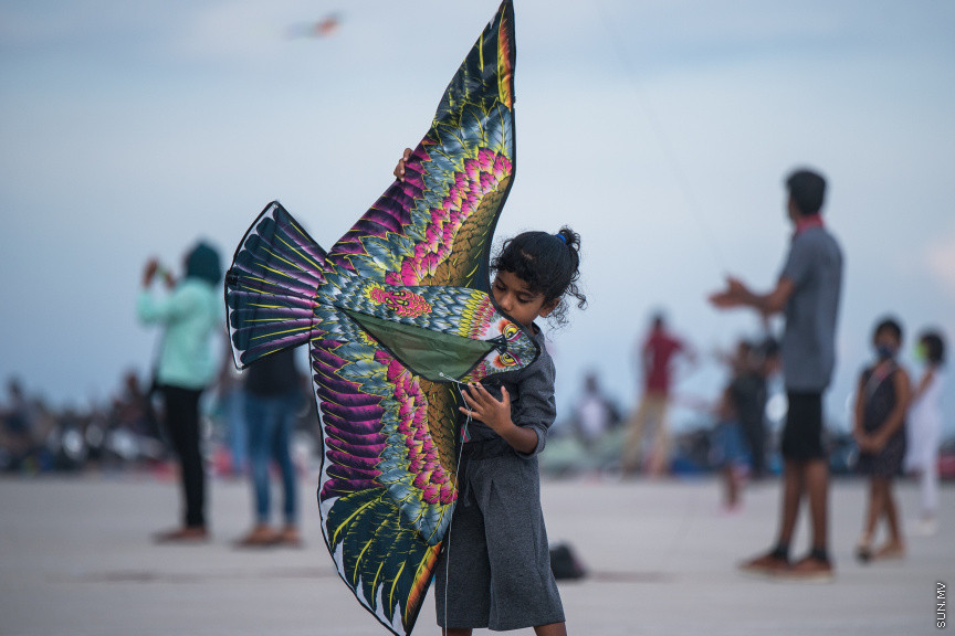 އޭޕްރީލް 23، 2021: އުސްފަސްގަނޑު ސަރަހައްދުގައި މަޑި އެރުވުން: ޒަމާނުއްސުރެ ކޮންމެ ރޯދަ މަހަކުވެސް ރޯދަކުރުކޮއްލުމަށް ކުޑަކުދިންނާއި ބޮޑެތި މީހުންވެސް މަޑި އުރުވުމަކީ އާންމުކަމެއް -- ސަން ފޮޓޯ/ ފަޔާޒު މޫސާ