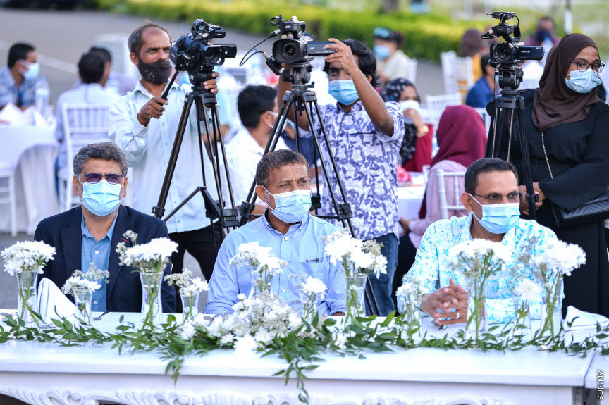 އޭޕްރީލް 27، 2021: ހުޅުމާލޭގައި މެދުފަންތީގެ މީހުންނަށް ހާއްސަކޮށްގެން ތަރައްގީކުރާ "ވަން ސެންޓްރަލް ޕާކް ރެޒިޑެންޝަލް ބިލްޑިން" ގެ ބިންގާ އެޅުމަށް ބޭއްވި ހަފްލާގެ ތެރެއިން -- ސަން ފޮޓޯ/ ފަޔާޒު މޫސާ