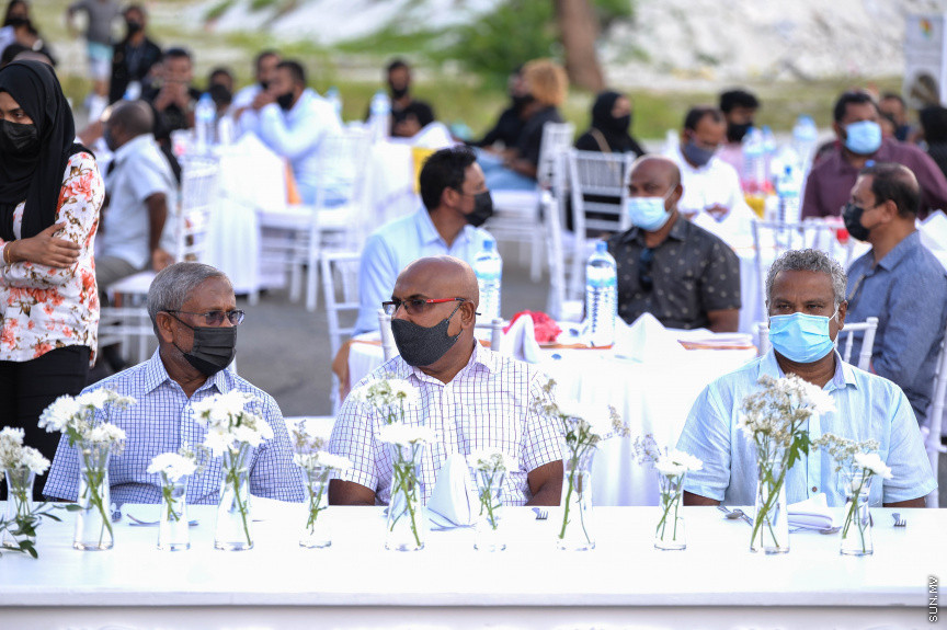 އޭޕްރީލް 27، 2021: ހުޅުމާލޭގައި މެދުފަންތީގެ މީހުންނަށް ހާއްސަކޮށްގެން ތަރައްގީކުރާ "ވަން ސެންޓްރަލް ޕާކް ރެޒިޑެންޝަލް ބިލްޑިން" ގެ ބިންގާ އެޅުމަށް ބޭއްވި ހަފްލާގެ ތެރެއިން -- ސަން ފޮޓޯ/ ފަޔާޒު މޫސާ