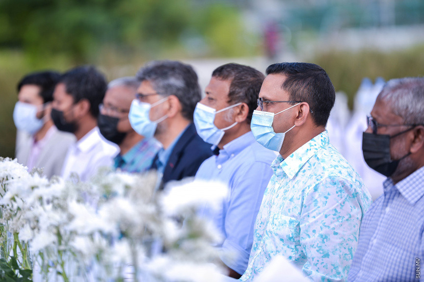 އޭޕްރީލް 27، 2021: ހުޅުމާލޭގައި މެދުފަންތީގެ މީހުންނަށް ހާއްސަކޮށްގެން ތަރައްގީކުރާ "ވަން ސެންޓްރަލް ޕާކް ރެޒިޑެންޝަލް ބިލްޑިން" ގެ ބިންގާ އެޅުމަށް ބޭއްވި ހަފްލާގެ ތެރެއިން -- ސަން ފޮޓޯ/ ފަޔާޒު މޫސާ