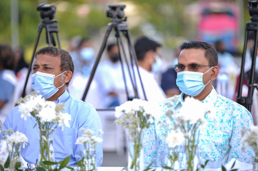 އޭޕްރީލް 27، 2021: ހުޅުމާލޭގައި މެދުފަންތީގެ މީހުންނަށް ހާއްސަކޮށްގެން ތަރައްގީކުރާ "ވަން ސެންޓްރަލް ޕާކް ރެޒިޑެންޝަލް ބިލްޑިން" ގެ ބިންގާ އެޅުމަށް ބޭއްވި ހަފްލާގެ ތެރެއިން -- ސަން ފޮޓޯ/ ފަޔާޒު މޫސާ