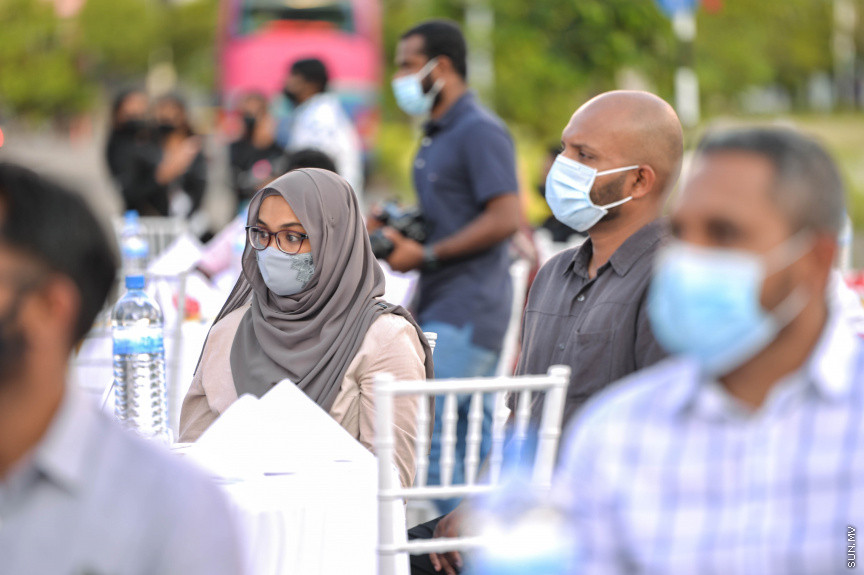 އޭޕްރީލް 27، 2021: ހުޅުމާލޭގައި މެދުފަންތީގެ މީހުންނަށް ހާއްސަކޮށްގެން ތަރައްގީކުރާ "ވަން ސެންޓްރަލް ޕާކް ރެޒިޑެންޝަލް ބިލްޑިން" ގެ ބިންގާ އެޅުމަށް ބޭއްވި ހަފްލާގެ ތެރެއިން -- ސަން ފޮޓޯ/ ފަޔާޒު މޫސާ