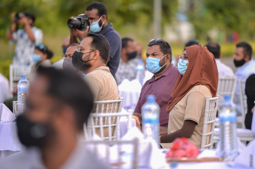 އޭޕްރީލް 27، 2021: ހުޅުމާލޭގައި މެދުފަންތީގެ މީހުންނަށް ހާއްސަކޮށްގެން ތަރައްގީކުރާ "ވަން ސެންޓްރަލް ޕާކް ރެޒިޑެންޝަލް ބިލްޑިން" ގެ ބިންގާ އެޅުމަށް ބޭއްވި ހަފްލާގެ ތެރެއިން -- ސަން ފޮޓޯ/ ފަޔާޒު މޫސާ