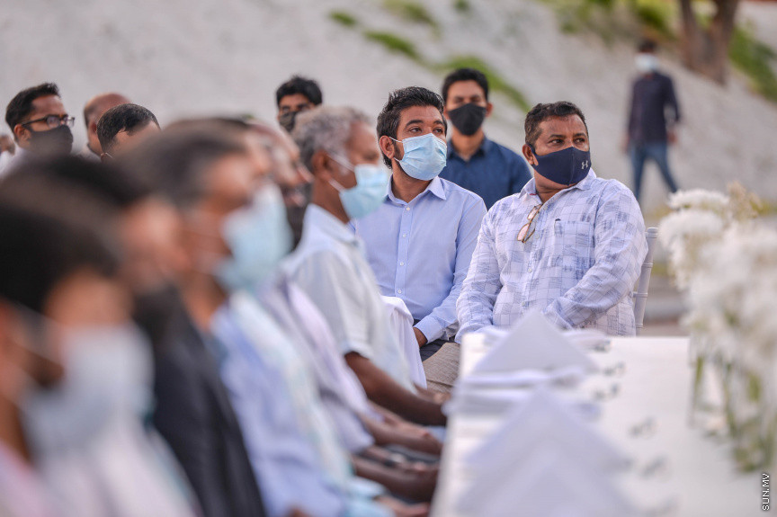 އޭޕްރީލް 27، 2021: ހުޅުމާލޭގައި މެދުފަންތީގެ މީހުންނަށް ހާއްސަކޮށްގެން ތަރައްގީކުރާ "ވަން ސެންޓްރަލް ޕާކް ރެޒިޑެންޝަލް ބިލްޑިން" ގެ ބިންގާ އެޅުމަށް ބޭއްވި ހަފްލާގެ ތެރެއިން -- ސަން ފޮޓޯ/ ފަޔާޒު މޫސާ