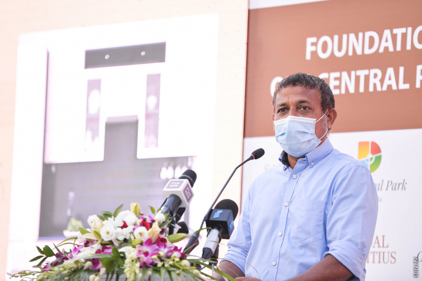 އޭޕްރީލް 27، 2021: ހުޅުމާލޭގައި މެދުފަންތީގެ މީހުންނަށް ހާއްސަކޮށްގެން ތަރައްގީކުރާ "ވަން ސެންޓްރަލް ޕާކް ރެޒިޑެންޝަލް ބިލްޑިން" ގެ ބިންގާ އެޅުމަށް ބޭއްވި ހަފްލާގެ ތެރެއިން -- ސަން ފޮޓޯ/ ފަޔާޒު މޫސާ