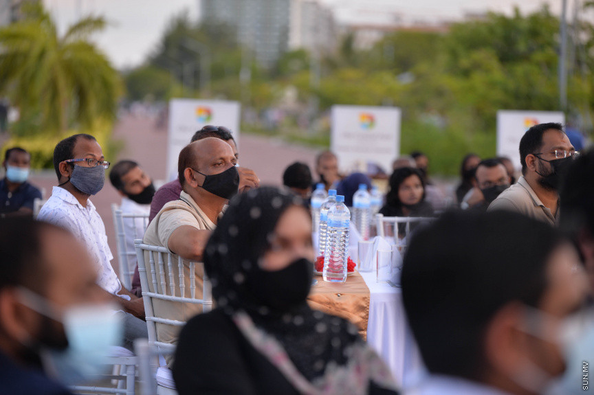 އޭޕްރީލް 27، 2021: ހުޅުމާލޭގައި މެދުފަންތީގެ މީހުންނަށް ހާއްސަކޮށްގެން ތަރައްގީކުރާ "ވަން ސެންޓްރަލް ޕާކް ރެޒިޑެންޝަލް ބިލްޑިން" ގެ ބިންގާ އެޅުމަށް ބޭއްވި ހަފްލާގެ ތެރެއިން -- ސަން ފޮޓޯ/ ފަޔާޒު މޫސާ